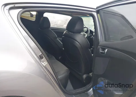 2013 Hyundai Veloster Base W/Black z USA, uszkodzony, nr VIN KMHTC6AD2DU179712